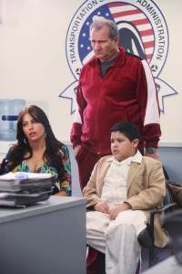 Recap – Modern Family 1.22 “Airport 2010”