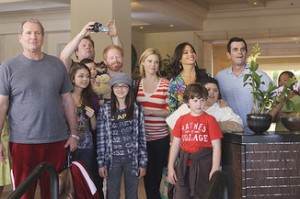 Recap – Modern Family 1.23 “Hawaii”