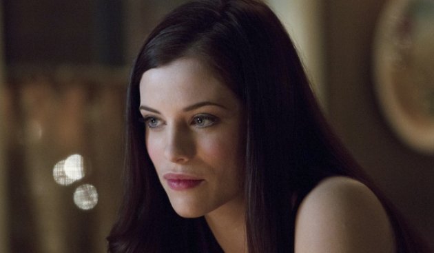 Arrow Stars Stephen Amell And Jessica Degouw Tease The Huntress Arrival