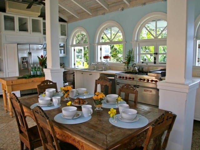 HHOV107_country-cottage-kitchen-arched-windows_s4x3.jpg.rend.hgtvcom.966.725