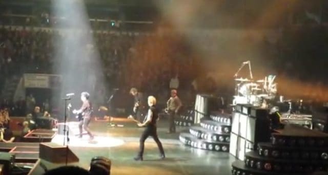 Green Day Covers Chuck Berry&#8217;s &#8216;Johnny B. Goode&#8217; Live in Concert