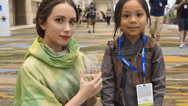 Adorable Jyn Erso Cosplayer Hands Out the Death Star Plans to Every Princess Leia