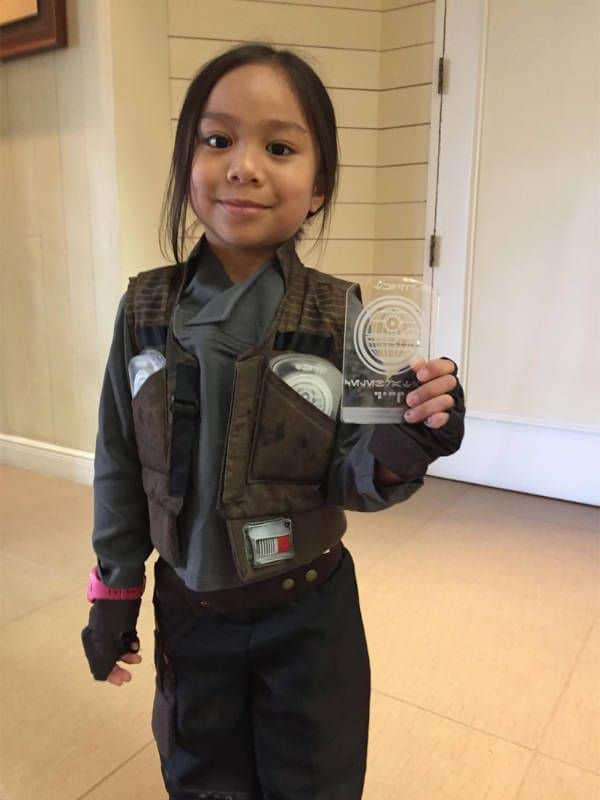 Adorable Jyn Erso Cosplayer Hands Out the Death Star Plans to Every Princess Leia