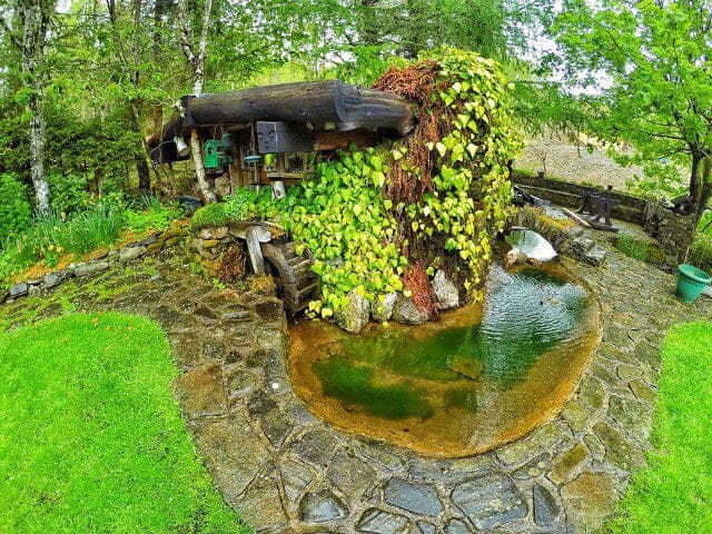 Guy Builds Himself an Unbelievable Hobbit House in the Woods