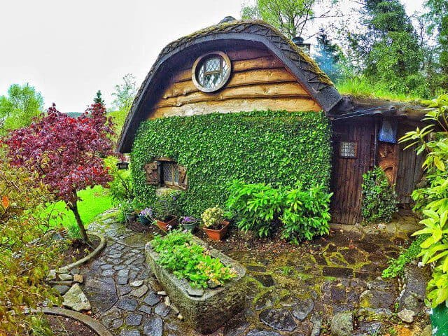 Guy Builds Himself an Unbelievable Hobbit House in the Woods