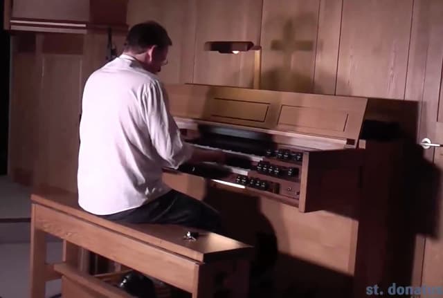 Guy Plays a Medley of Star Trek Songs on a Church Pipe Organ