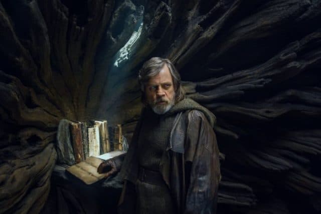 Mark Hamill Says Luke Doesn&#8217;t Turn to the Dark Side in The Last Jedi