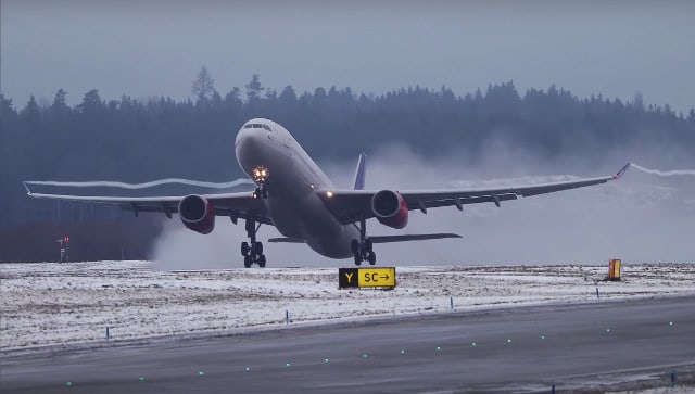 Gorgeous Footage Of Planes Taking Off And Landing In Slow Motion