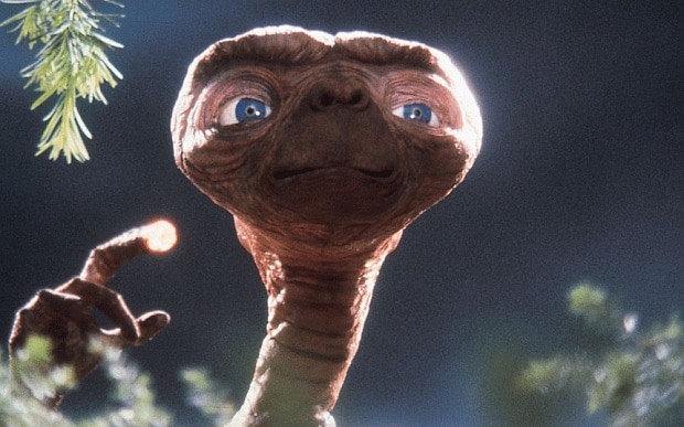 ‘E.T. The Extra Terrestrial’ as a 90s Sitcom