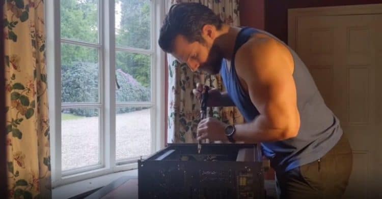 Fans Go Nuts Over Henry Cavill Building a Gaming PC