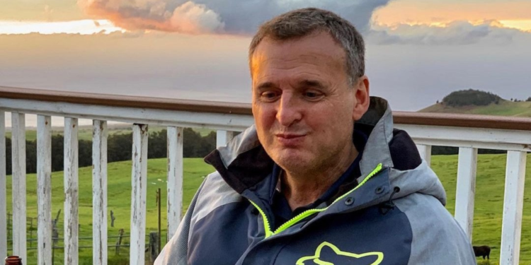 Phil Rosenthal eating outdoors