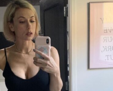 Iliza Shlesinger Mirror Selfie