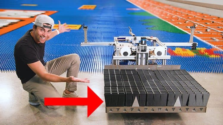 Guy Spends Five Years Building This World Record Domino Robot