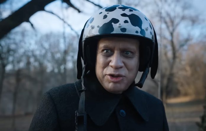 One BTS Detail Proves Why Fred Armisen Is The Perfect Uncle Fester