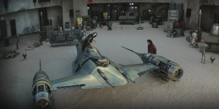 The Mandalorian on Tatooine with the N-1 Naboo starfighter