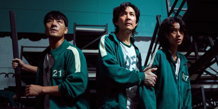 Gi-hun, Sae-byeok, and Sang-woo preparing for a fight in Squid Game.