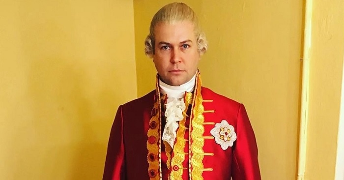 Taran Killam as King George III in Hamilton