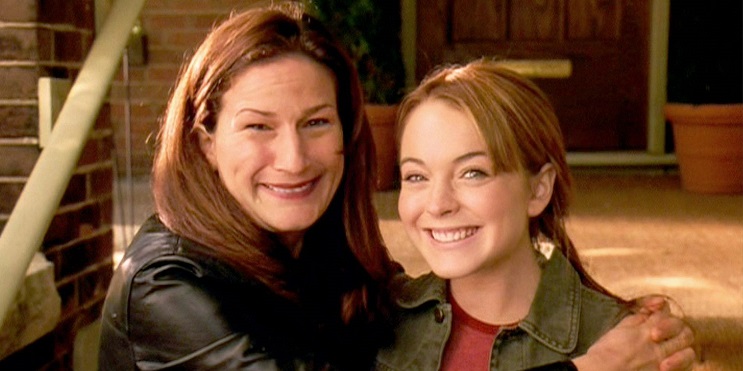 Ana Gasteyer and Linsday Lohan hugging in mean girls