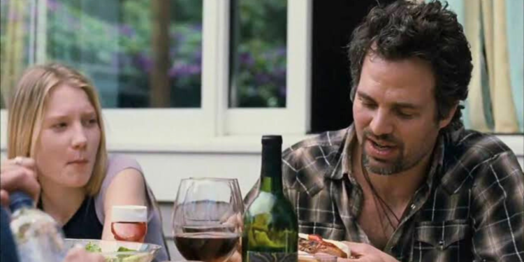 Mark Ruffalo and Julianne Moore sitting at a table eating pizza.