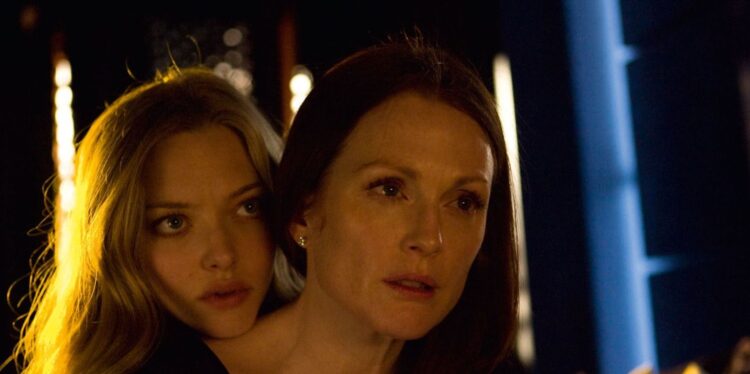 Julianne Moore and Amanda Seyfried in Chloe