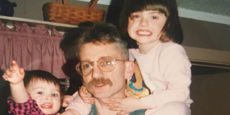 Natalia Dyer with her dad and sister