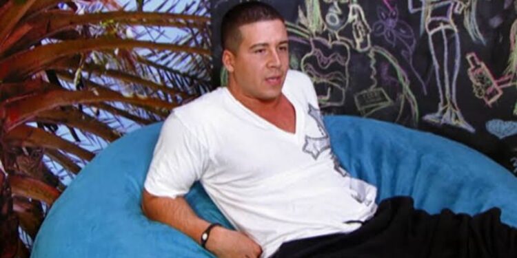 Vinny arguing with Angelina on Jersey Shore 