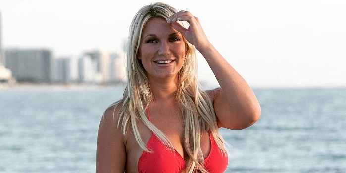 Brooke Hogan posing on a beach 