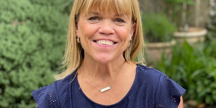Amy Roloff posing for the camera