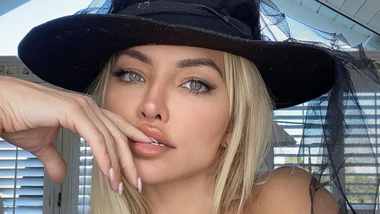 Lindsey Pelas lip