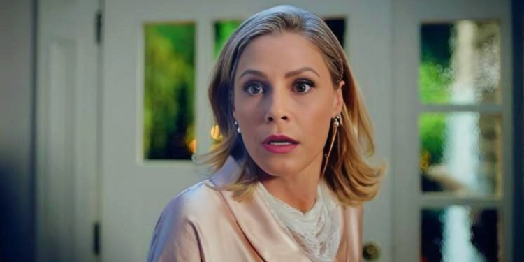 Julie Bowen as adult Pam Hughes in Totally Killer