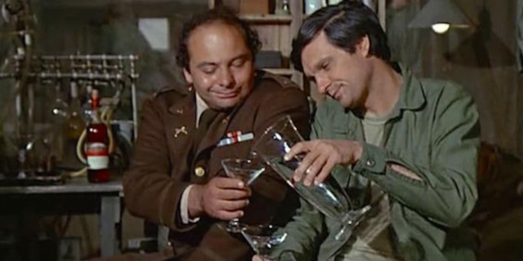 Alan Alda and Burt Young in M*A*S*H (1972)