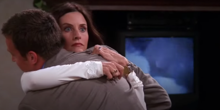 Matthew Perry and Courteney Cox in Friends Season 9 Episode 4