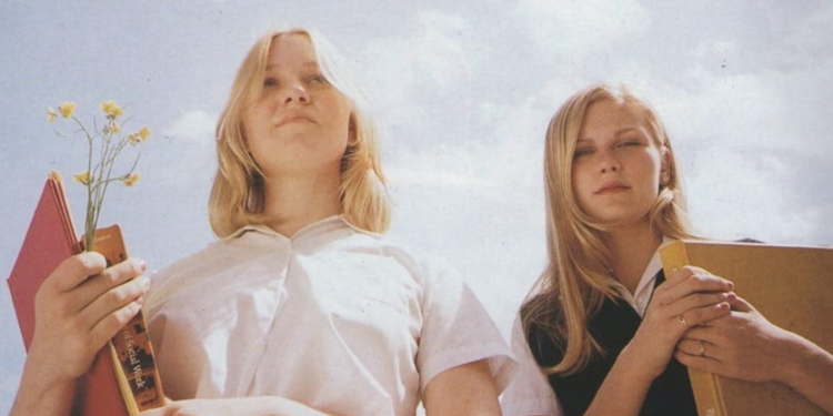 Kirsten Dunst and Chelse Swain in The Virgin Suicides (1999)