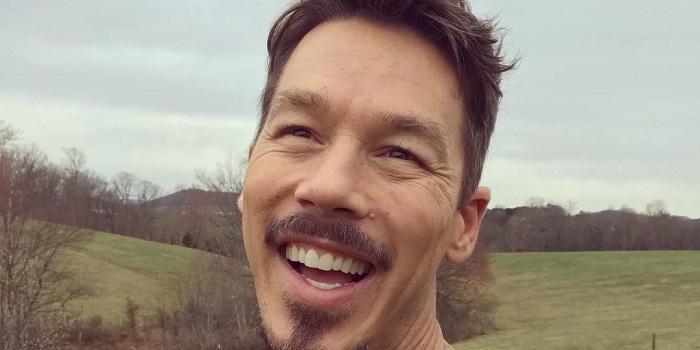 Is Bromstad married