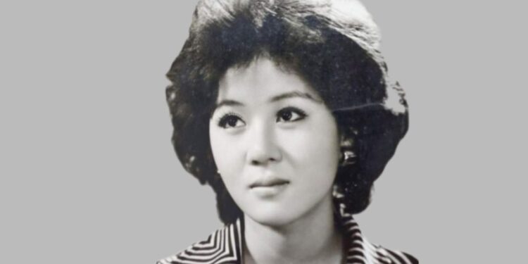 Raymond Lee's mother