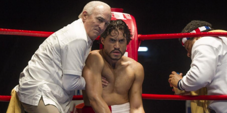 Robert De Niro and Edgar Ramírez in Hands of Stone (2016)