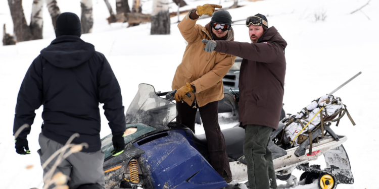 Taylor Sheridan Directing Jeremy Renner in Wind River (2017)