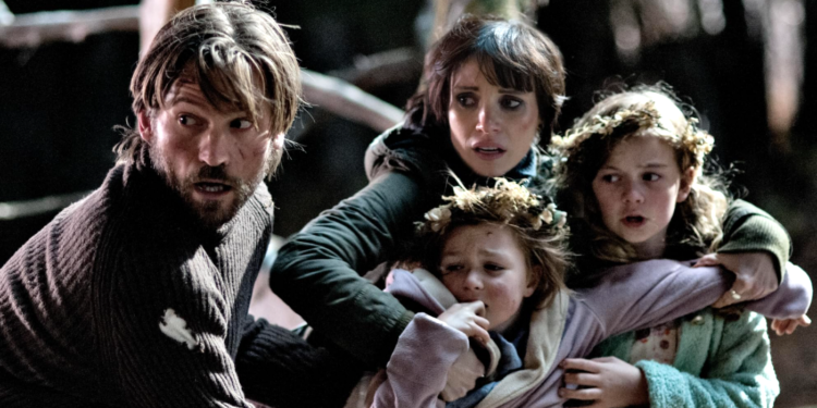 Nikolaj Coster-Waldau, Jessica Chastain, Megan Charpentier, and Isabelle Nélisse in Mama (2013)