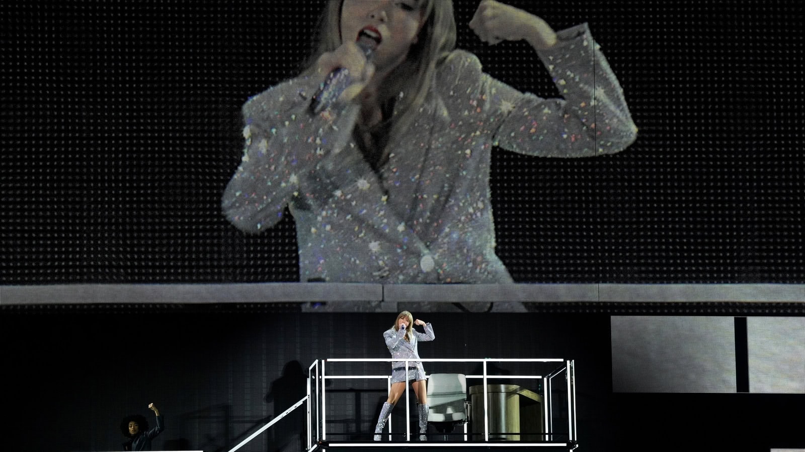 Taylor Swift Pauses Edinburgh Performance to Address Hand Issue