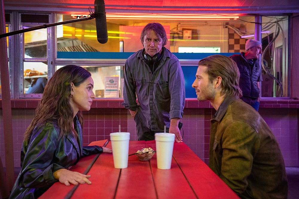 Adria Arjona Discusses Hit Man&#8217;s Unique Notes App Interrogation and Her Chemistry with Glen Powell