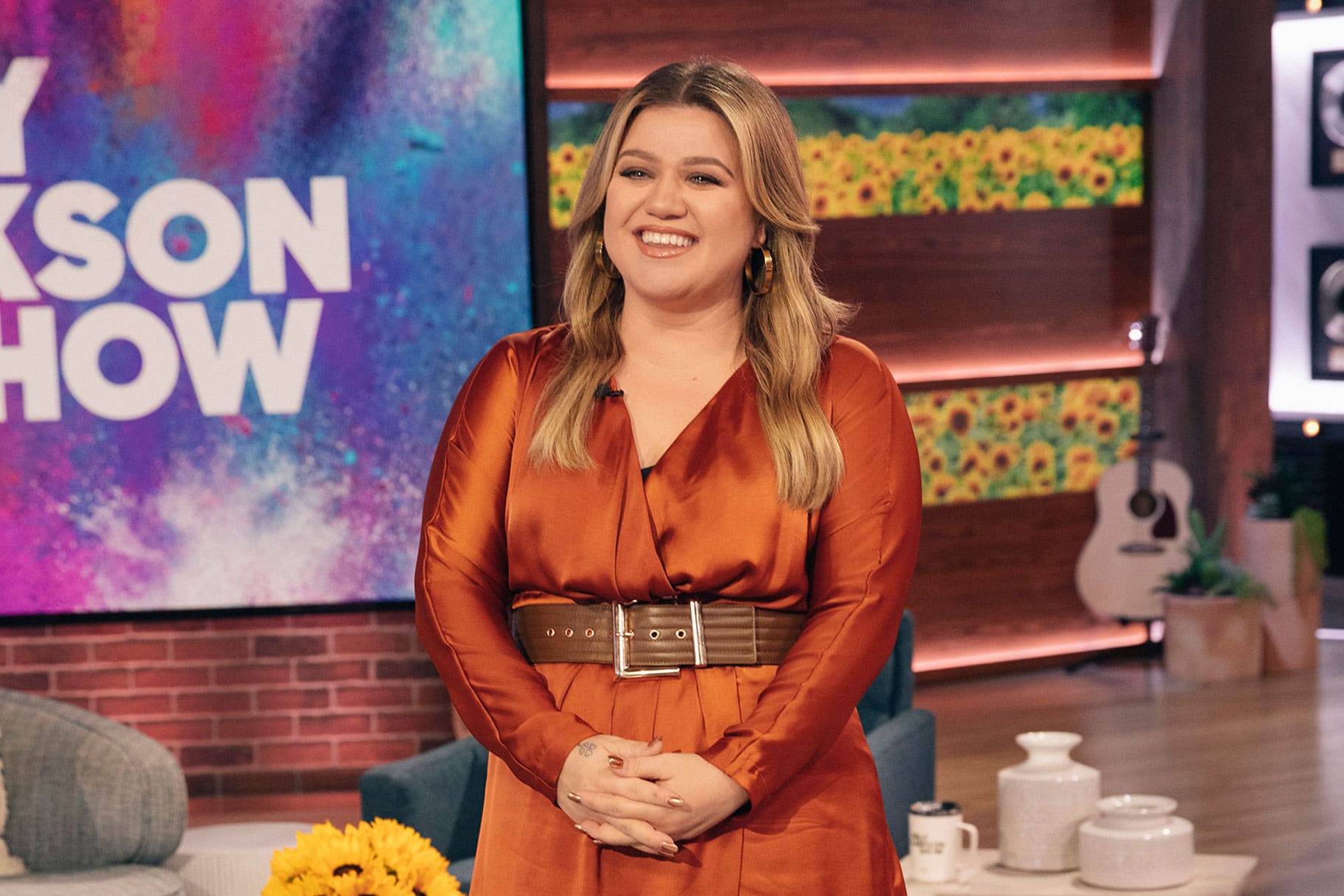 Kelly Clarkson Amused by Austin Butler&#8217;s Pottery Skills During Talk Show