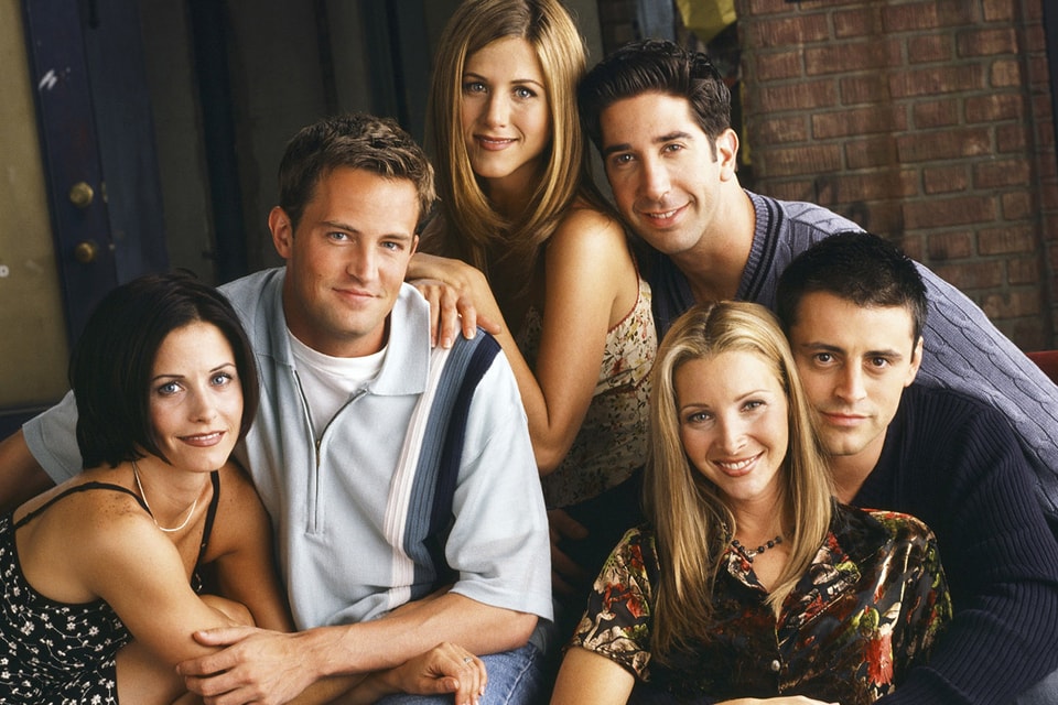 Lisa Kudrow Rewatches Friends to Honor Matthew Perry&#8217;s Memory