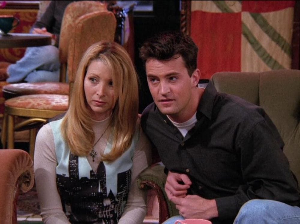 Lisa Kudrow Pays Tribute to Matthew Perry by Rewatching Friends