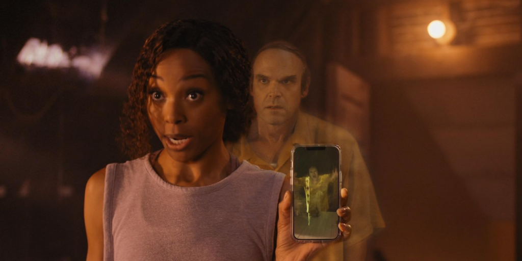 David Harbour and Erica Ash in We Have a Ghost (2023)