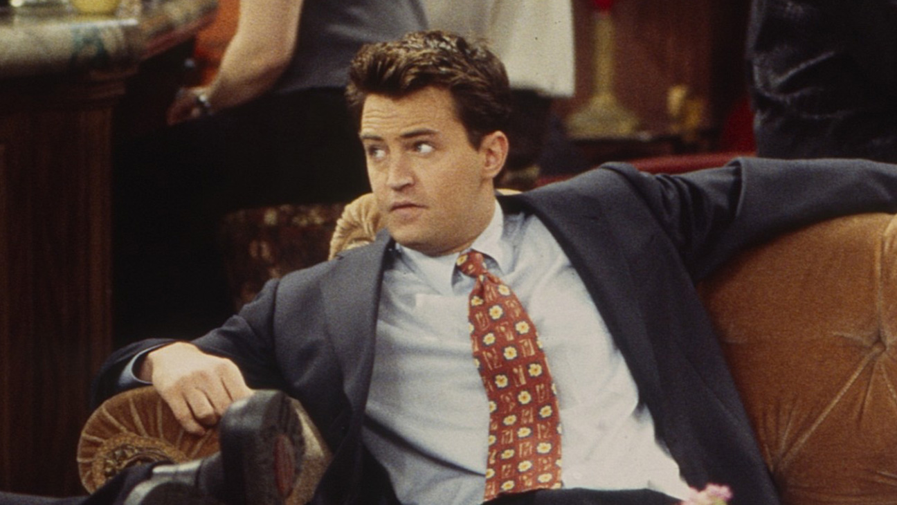 Lisa Kudrow Rewatches Friends to Honor Matthew Perry&#8217;s Memory