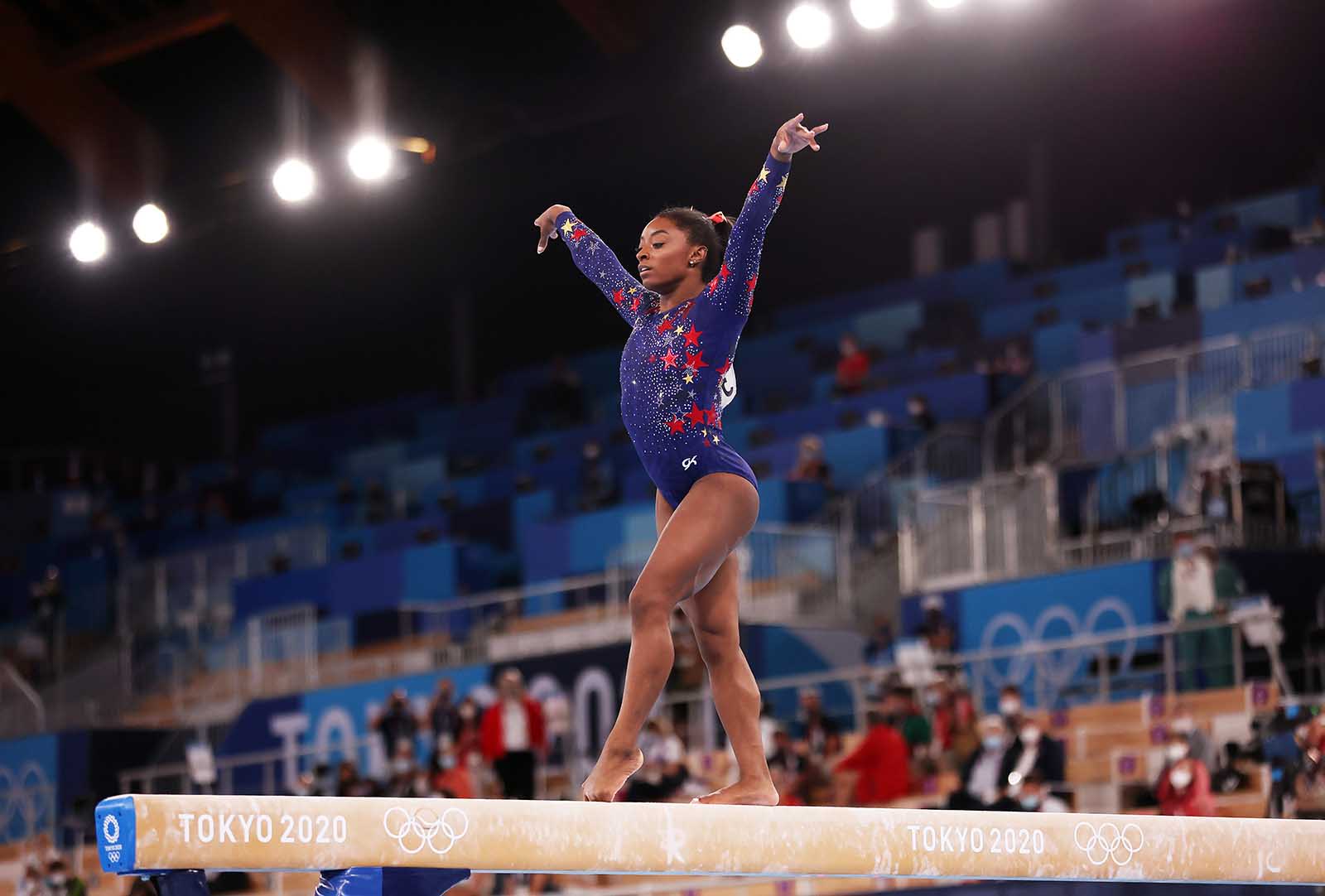 Simone Biles on balance beam Tokyo Olympics