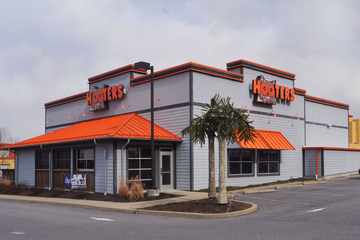 Hooters Shutters 40 Locations Amid Economic Struggles