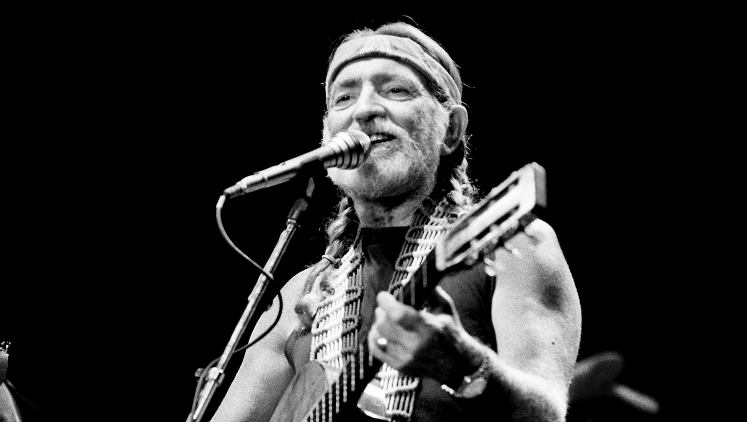 Willie Nelson Delights Fans with Energetic &#8216;Roll Me Up&#8217; Performance at Fourth of July Picnic