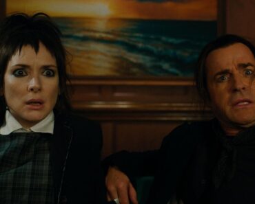 Winona Ryder and Justin Theroux in Beetlejuice Beetlejuice (2024)