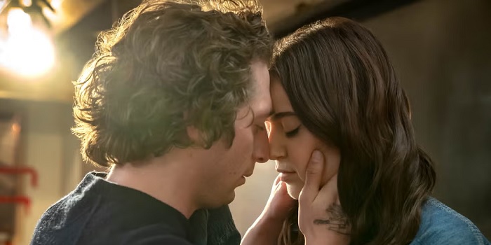 Jeremy Allen White and Molly Gordon in The Bear